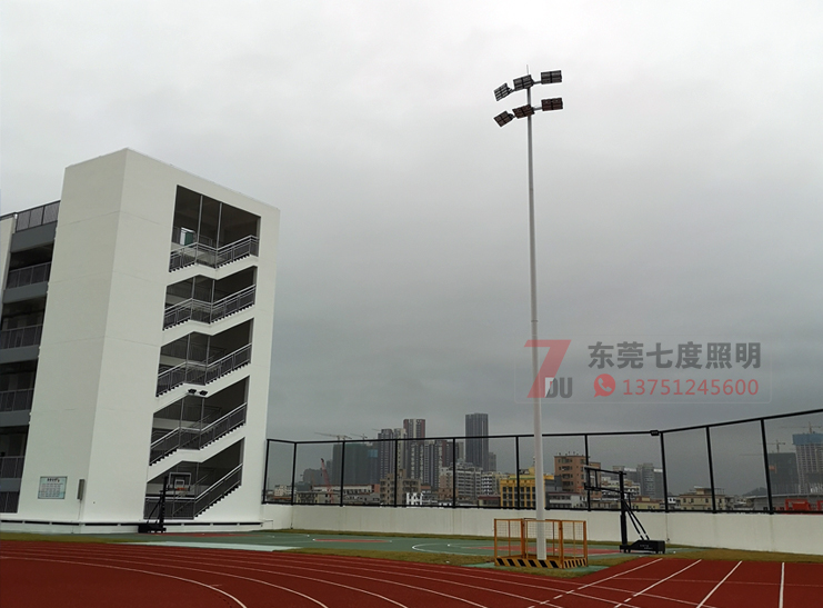 学校操场15米6x400W抖阴污视频污下载现场实例图片