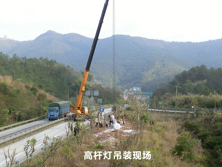 高速公路入口立交30米升降式抖阴污视频污下载吊装立杆现场